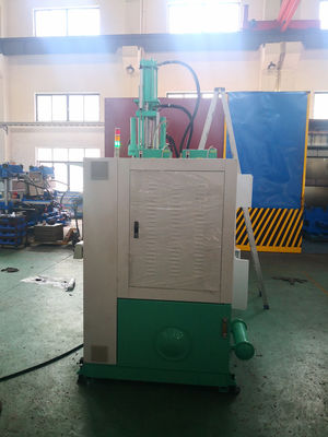 China Fabrieksprijs Makkelijk te bedienen Verticale Rubber Injection Molding Press Machine voor het maken van stofdek