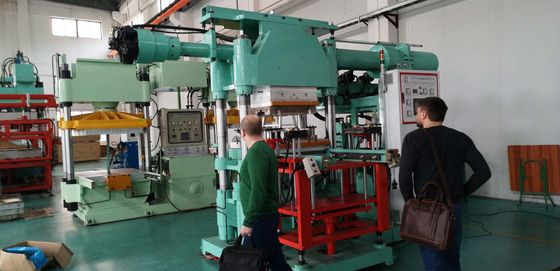 300 ton horizontale rubber injectie gietmachine voor auto-onderdelen van rubberproducten